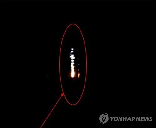 일본 방위성은 북한이진 지난 2월 5시 21분께 평양 인근에서 발사한 대륙간탄도미사일(ICBM)급 미사일이 낙하하는 것으로 추정되는 모습을 찍은 사진과 동영상을 공개했다. 해당 자료는 자위대 F-15 전투기가 촬영했다. [일본 방위성 제공/도쿄=연합뉴스]
